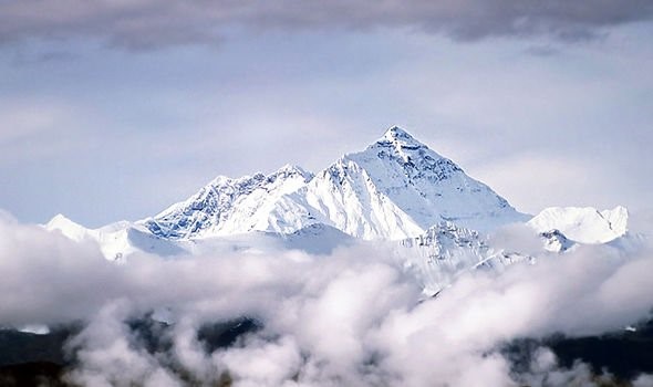 Hóa thạch biển được tìm thấy trên đỉnh Everest có thể là bằng chứng của Đại hồng thủy - Ảnh 1.