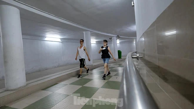 Hà Nội: Trốn lực lượng chức năng, người dân chui xuống hầm đi bộ tập thể dục - Ảnh 6.