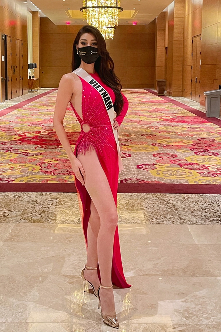 Khánh Vân diện váy xẻ cao ở Hoa hậu Hoàn vũ - Giải trí