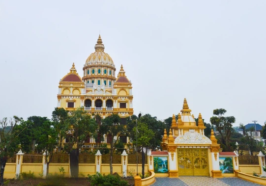 Nhà thiết kế triệu đô nổi tiếng nói: Trào lưu xây lâu đài tại Việt Nam quê mùa, như cái tô thập cẩm - Ảnh 3.