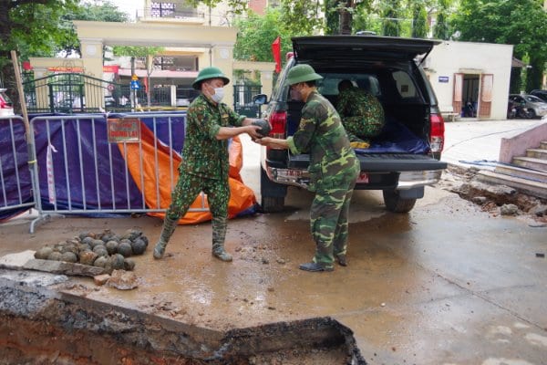 Sốc: Phát hiện gần 400 quả bom bi trong khuôn viên một cơ quan nhà nước - Ảnh 4.