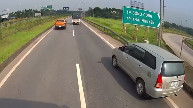 Phạt nghiêm nữ tài xế đi lùi trên cao tốc vì không biết đường - Ảnh 1.