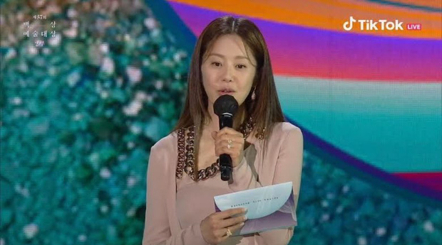 Á hậu bị đế chế Samsung ruồng bỏ Go Hyun Jung gây sốt ở Baeksang 2021, so lại ảnh 10 năm trước mới thấy choáng - Ảnh 3.