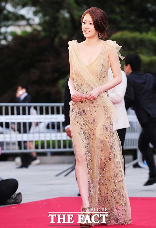 Á hậu bị đế chế Samsung ruồng bỏ Go Hyun Jung gây sốt ở Baeksang 2021, so lại ảnh 10 năm trước mới thấy choáng - Ảnh 5.