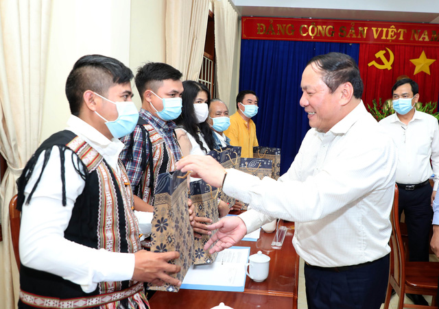 Bộ trưởng Nguyễn Văn Hùng: “Kon Tum có quang cảnh đẹp, sao không mạnh dạn đặt ước mơ trở thành trung tâm hội nghị của khu vực miền Trung-Tây Nguyên? - Ảnh 7.