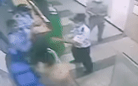 Clip: Người phụ nữ lao vào đánh nhau với bảo vệ chung cư khi bị nhắc nhở không đeo khẩu trang