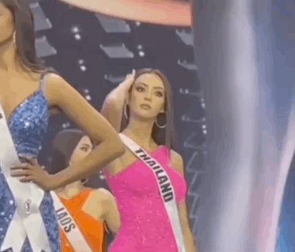 Lộ clip đối thủ số 1 của Khánh Vân ở Miss Universe có ánh mắt lườm như dao cau cứa vào thí sinh khác ngay trên sân khấu? - Ảnh 5.
