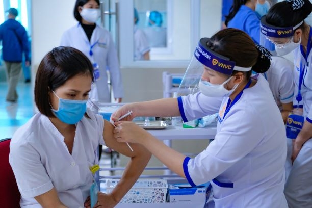 GS Nguyễn Tuấn: Giữa mắc Covid-19, nhập viện, thở máy và tiêm vaccine bạn chọn cái nào? 4 lý do để chọn AstraZeneca - Ảnh 4. GS Nguyễn Tuấn: Giữa mắc Covid-19, nhập viện, thở máy và tiêm vaccine bạn chọn cái nào? 4 lý do để chọn AstraZeneca - Ảnh 4.