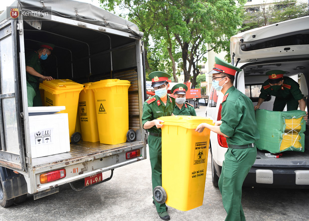 Ảnh: Gần 140 quân y hành quân tới Bắc Giang và Bắc Ninh hỗ trợ dập dịch - Ảnh 2.