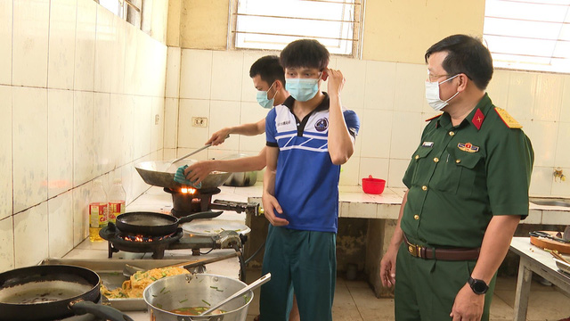 Cận cảnh bên trong bếp ăn quân đội phục vụ hàng trăm công dân ở khu cách ly ở Huế - Ảnh 12.
