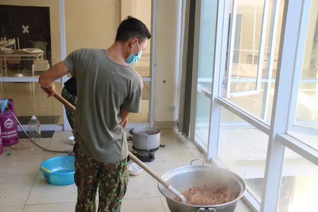 Cận cảnh bên trong bếp ăn quân đội phục vụ hàng trăm công dân ở khu cách ly ở Huế - Ảnh 14.