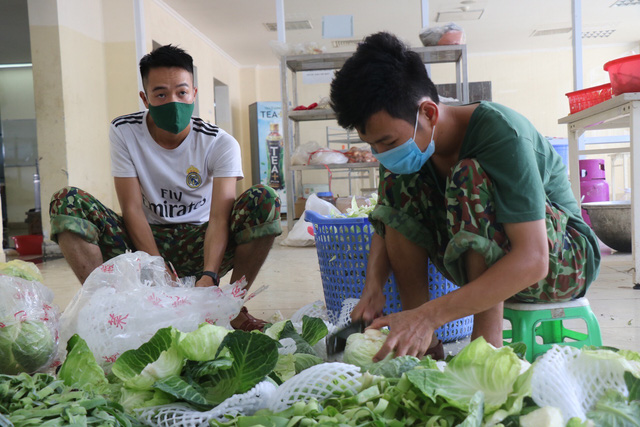 Cận cảnh bên trong bếp ăn quân đội phục vụ hàng trăm công dân ở khu cách ly ở Huế - Ảnh 9.