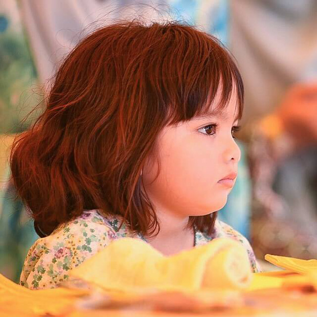 Tiểu công chúa Malaysia xinh xắn hết nấc nhưng biểu cảm có 1-0-2 của bé mới là điều đốn tim người xem - Ảnh 2.