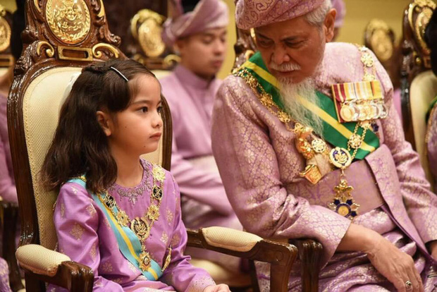 Tiểu công chúa Malaysia xinh xắn hết nấc nhưng biểu cảm có 1-0-2 của bé mới là điều đốn tim người xem - Ảnh 13.