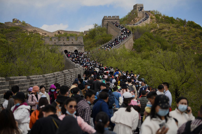 Vạn Lý Trường Thành và thực tế không như mơ: Kỳ quan vĩ đại của Trung Quốc kín đặc hàng chục ngàn người dịp lễ Quốc tế Lao động - Ảnh 6.