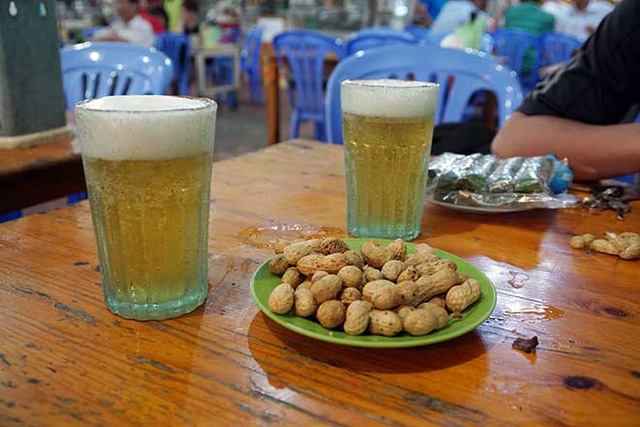 Chuyện chưa kể về cốc bia vại “huyền thoại” ở Hà Nội: Thiết kế trong 1 giờ, thống trị suốt 40 năm không có đối thủ - Ảnh 5.