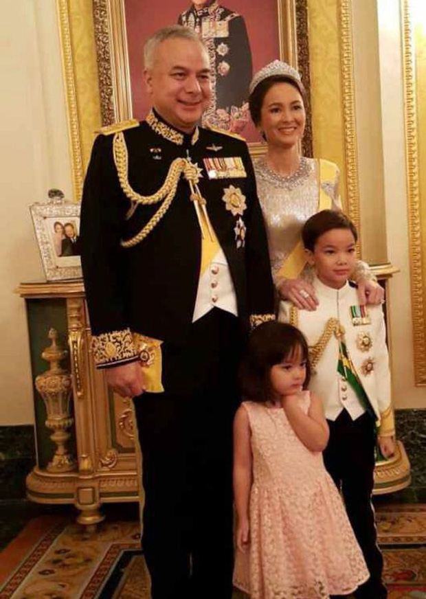 Tiểu công chúa Malaysia xinh xắn hết nấc nhưng biểu cảm có 1-0-2 của bé mới là điều đốn tim người xem - Ảnh 6.