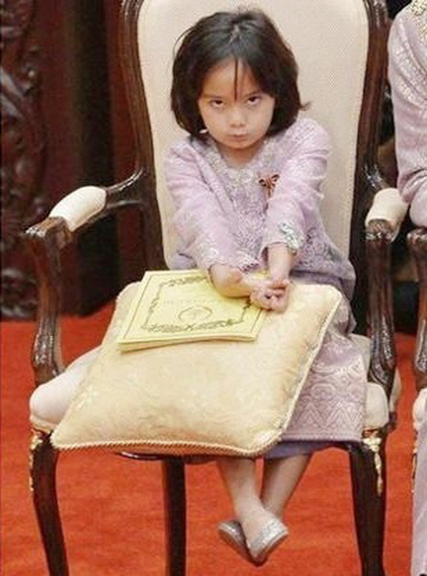 Tiểu công chúa Malaysia xinh xắn hết nấc nhưng biểu cảm có 1-0-2 của bé mới là điều đốn tim người xem - Ảnh 8.