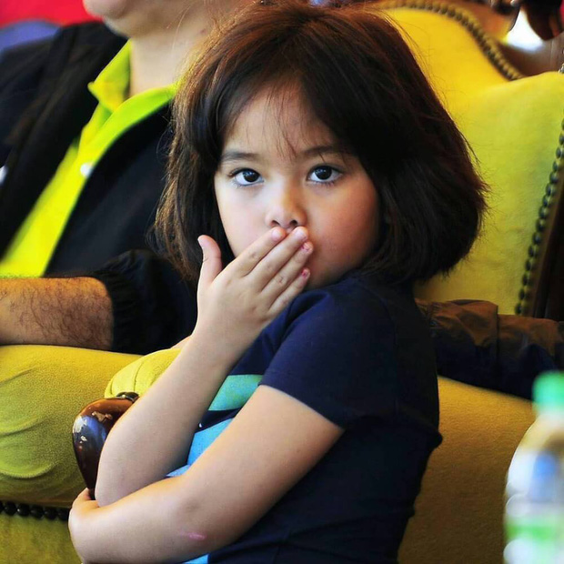 Tiểu công chúa Malaysia xinh xắn hết nấc nhưng biểu cảm có 1-0-2 của bé mới là điều đốn tim người xem - Ảnh 9.