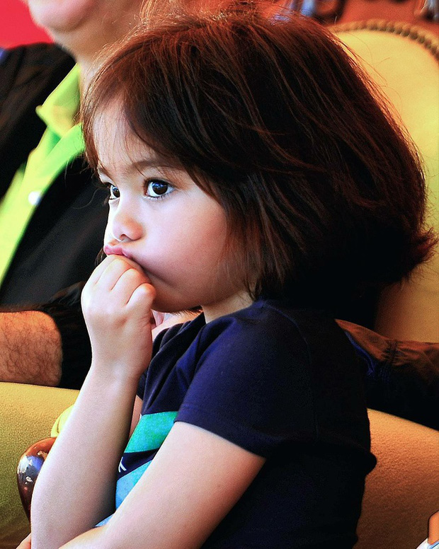 Tiểu công chúa Malaysia xinh xắn hết nấc nhưng biểu cảm có 1-0-2 của bé mới là điều đốn tim người xem - Ảnh 10.