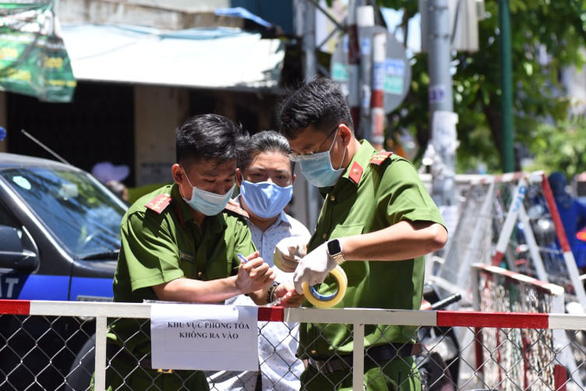 Nam thanh niên mắc COVID-19 ở Bắc Ninh nguy kịch; Y sĩ bị phạt 57 triệu vì tự ý truyền nước cho người ho, sốt - Ảnh 1.