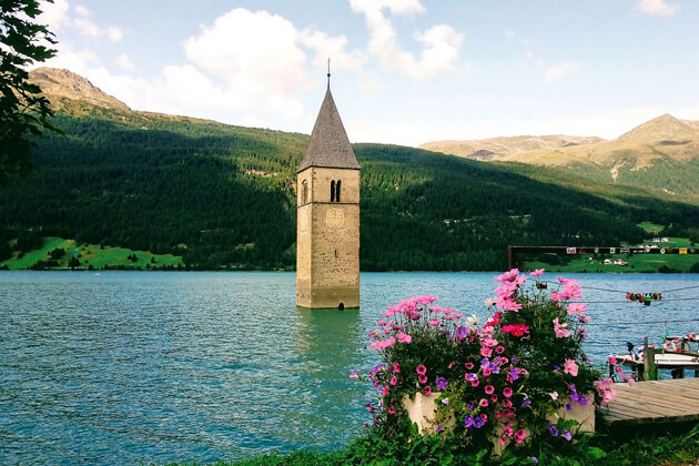 Ngôi làng kỳ lạ nổi lên sau hơn 70 năm biến mất từ đáy hồ nước Ý - Ảnh 2.