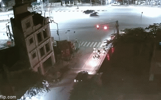 Clip: Ô tô "lùa" hàng loạt phương tiện dừng chờ đèn đỏ ở ngã tư đường Hải Phòng