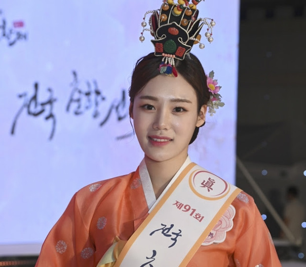Hoa hậu truyền thống Hàn gây sốc với gương mặt méo xệch khi đăng quang, kéo đến ảnh đời thường lại há hốc vì visual thần thánh - Ảnh 1.