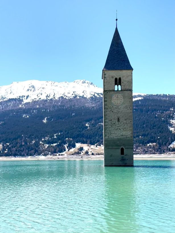 Ngôi làng mất tích hàng thập kỷ bỗng nổi lên giữa hồ nước ở Italia - Ảnh 1.