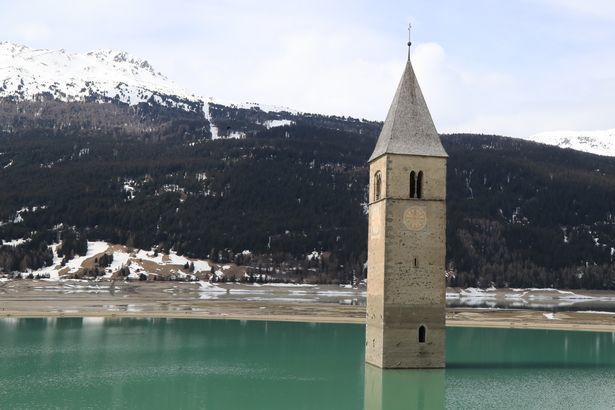 Ngôi làng mất tích hàng thập kỷ bỗng nổi lên giữa hồ nước ở Italia - Ảnh 2.