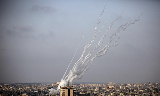 Loạt phóng rocket của Hamas đã tàn phá cơ sở hạ tầng và xe cộ Israel như thế nào? - Ảnh 1.