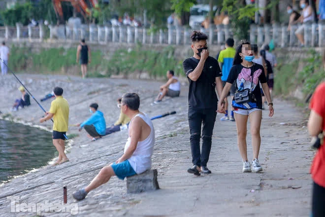 Người dân thản nhiên tập thể dục, câu cá, không đeo khẩu trang ở hồ Hoàng Cầu - Ảnh 12.