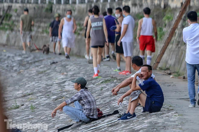 Người dân thản nhiên tập thể dục, câu cá, không đeo khẩu trang ở hồ Hoàng Cầu - Ảnh 13.