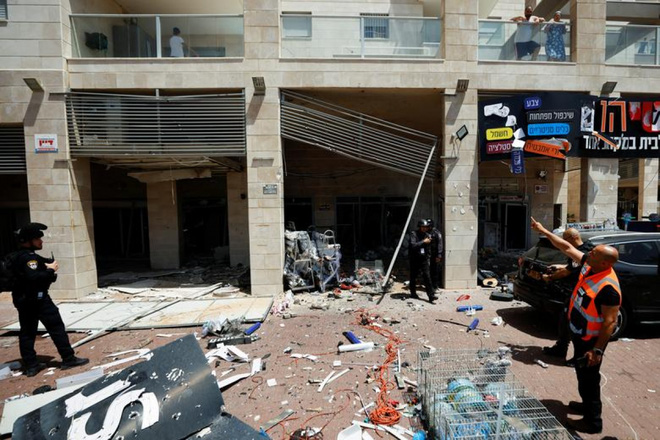 Loạt phóng rocket của Hamas đã tàn phá cơ sở hạ tầng và xe cộ Israel như thế nào? - Ảnh 13.