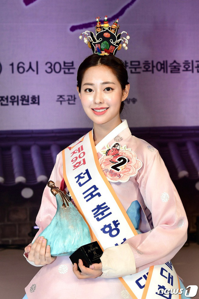 Hoa hậu truyền thống Hàn gây sốc với gương mặt méo xệch khi đăng quang, kéo đến ảnh đời thường lại há hốc vì visual thần thánh - Ảnh 4.