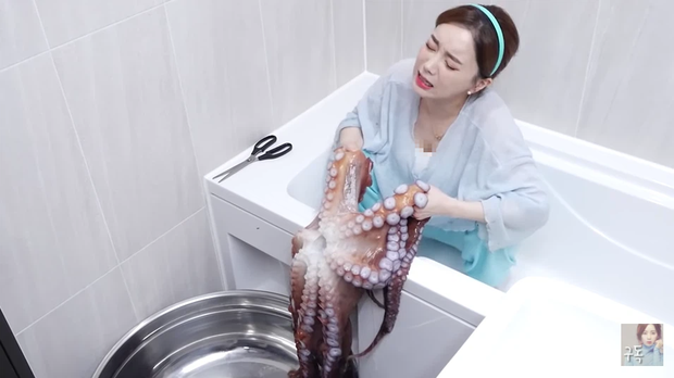 Nữ YouTuber vật vã cọ rửa bạch tuộc trong bồn tắm khiến ai cũng ngán ngẩm: Ăn thôi mà khổ thế! - Ảnh 3.
