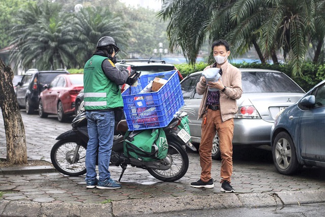 Shipper ngập đơn giao hàng trong mùa dịch, kiếm bạc triệu mỗi ngày - Ảnh 3.