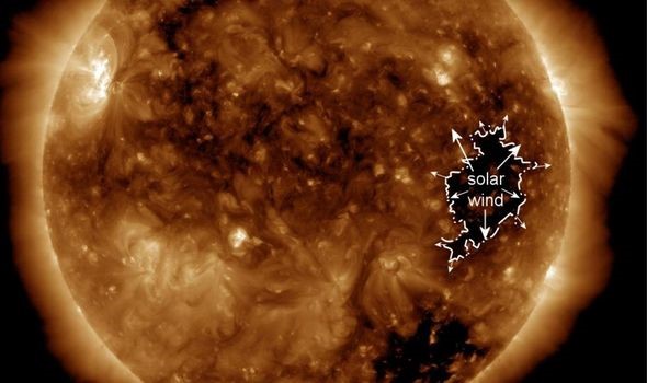 Bão Mặt trời di chuyển với tốc độ 2,1 triệu km/h đang tiến thẳng tới Trái đất - Ảnh 2.