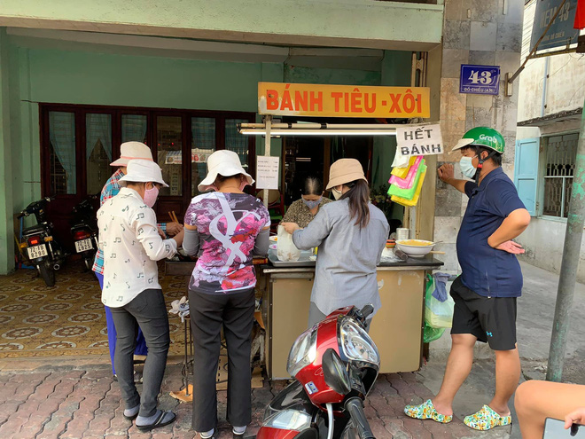 Hàng bánh tiêu chảnh số 1 Việt Nam: Chưa kịp mở cửa đã thông báo hết bánh, có người phải đứng chờ cả tiếng đồng hồ - Ảnh 1.