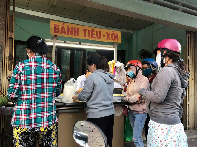 Hàng bánh tiêu chảnh số 1 Việt Nam: Chưa kịp mở cửa đã thông báo hết bánh, có người phải đứng chờ cả tiếng đồng hồ - Ảnh 2.