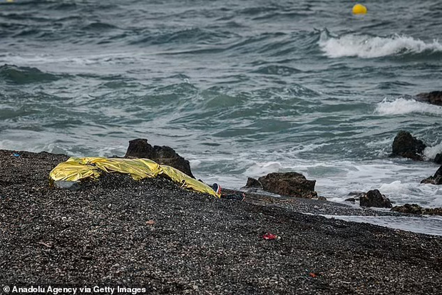 Người trong cuộc kể về bức ảnh em bé sơ sinh trong đoàn di cư được cứu từ biển: Đứa trẻ lạnh cóng, không cử động - Ảnh 4.