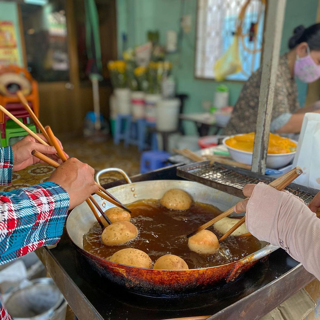 Hàng bánh tiêu chảnh số 1 Việt Nam: Chưa kịp mở cửa đã thông báo hết bánh, có người phải đứng chờ cả tiếng đồng hồ - Ảnh 6.