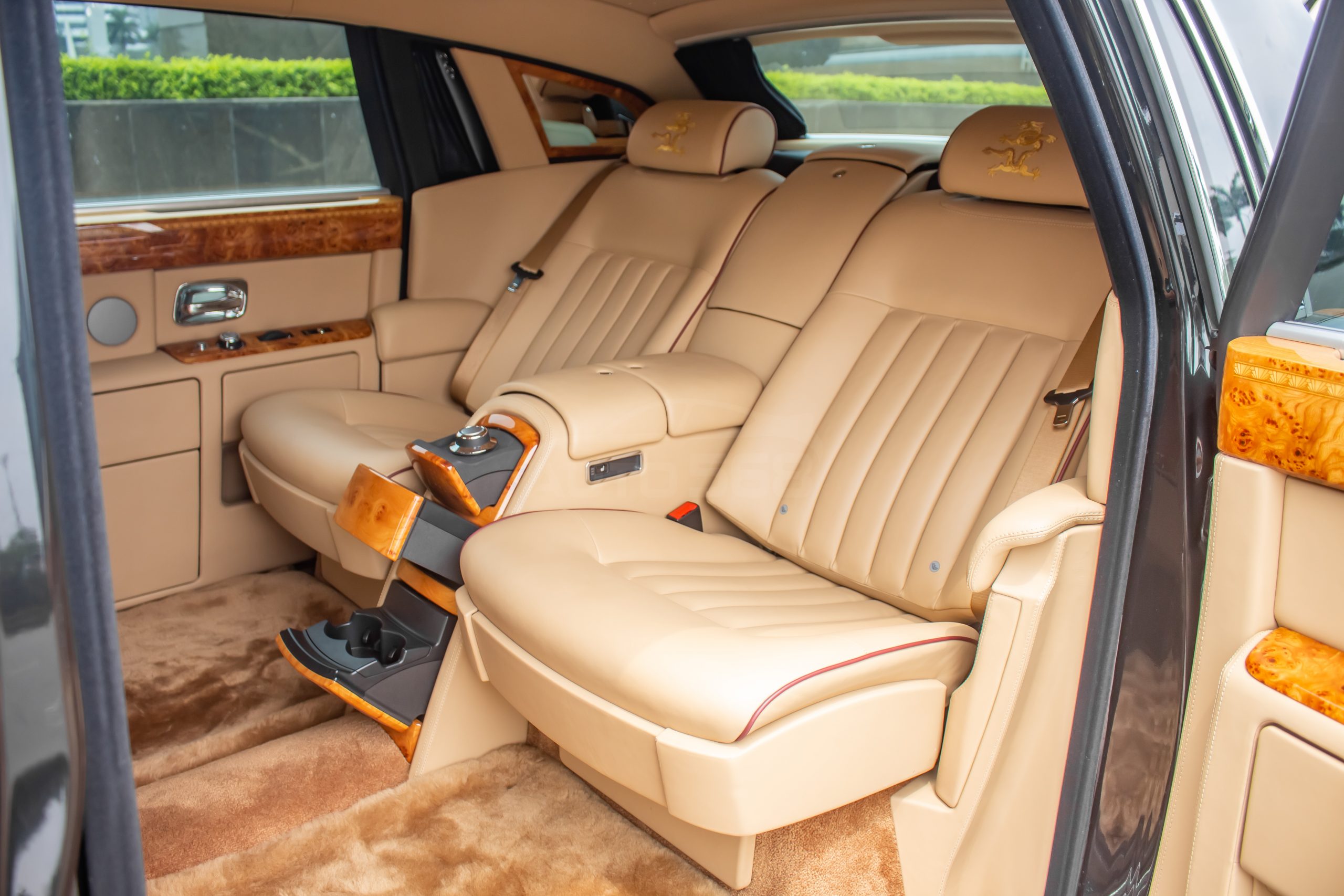 Rolls Royce Phantom Rồng - một chiếc xe ô tô đặc biệt, với thiết kế tinh xảo kết hợp cùng chi tiết rồng trên chính thân xe. Đây là một tuyệt tác của nghệ thuật và công nghệ, sẽ mang đến cho bạn những trải nghiệm độc đáo và đầy ấn tượng trên mọi nẻo đường.
