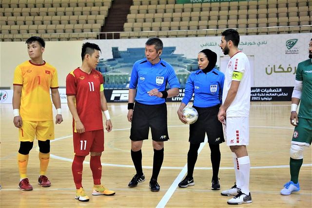 Bất ngờ với lý lịch nữ trọng tài Iran xinh đẹp bắt trận futsal Việt Nam đấu Lebanon - Ảnh 3.