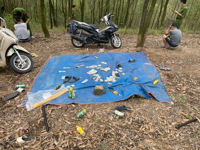 6 người vào rừng trải bạt đánh bạc giữa tâm dịch Bắc Giang - Ảnh 1.