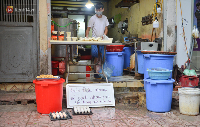 Cận cảnh phiên chợ chống dịch Covid-19 ở Hà Nội: Người dân bỏ tiền vào xô, nhận đồ ở chậu - Ảnh 4.