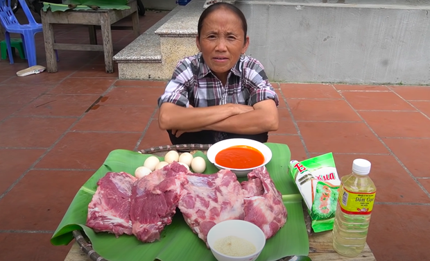 Bắc Giang trở thành tâm dịch Covid-19 và đây là khung cảnh “đàn cháu” ăn uống ở nhà Bà Tân Vlog trong clip mới nhất - Ảnh 1.