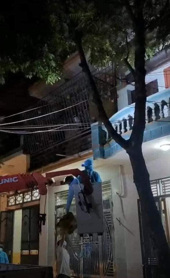 Bắc Giang: Người phụ nữ theo hội Th&aacute;nh đức ch&uacute;a trời l&agrave; F1 kh&ocirc;ng chịu đi c&aacute;ch ly, cảnh s&aacute;t d&ugrave;ng xe thang tiếp cận - Ảnh 2.