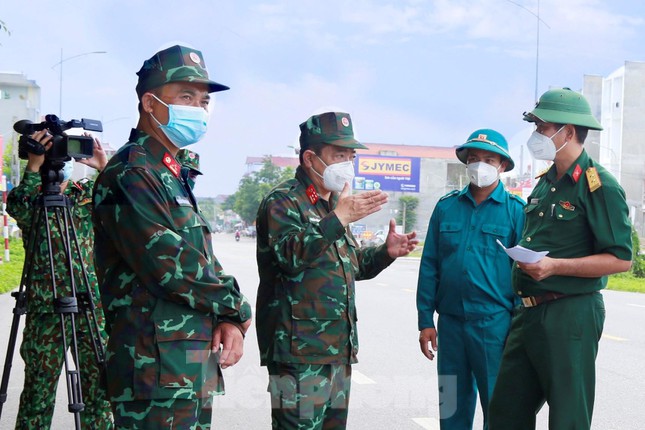 Quân đội tiêu độc, khử trùng tỉnh Bắc Ninh trong 2 ngày - Ảnh 2.