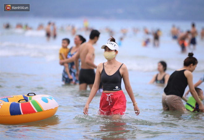 Nhiều người dân và du khách đeo khẩu trang khi tắm biển Đà Nẵng - Ảnh 16.